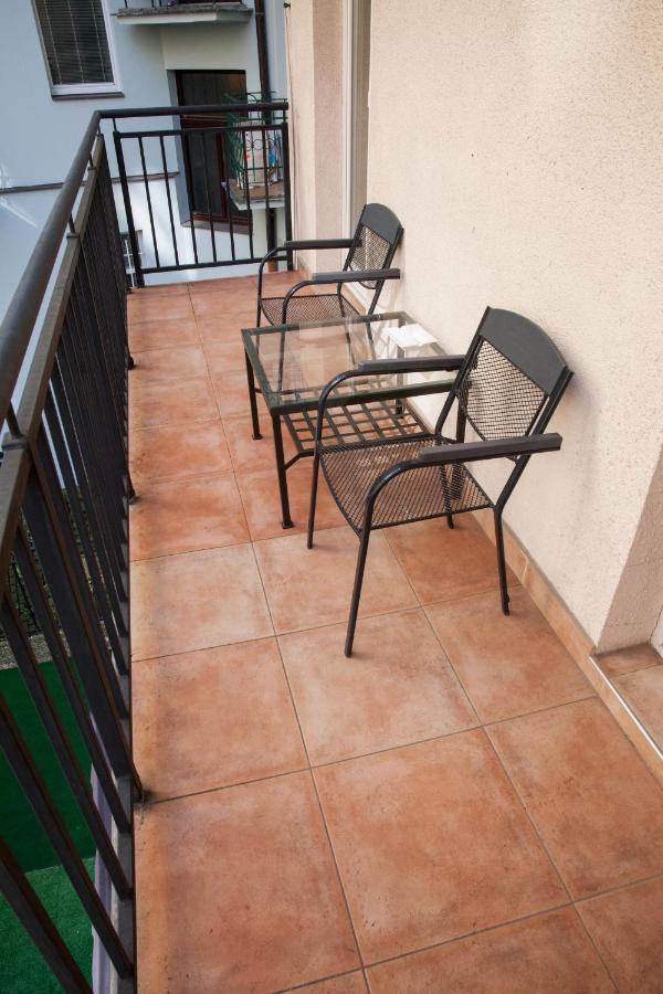 2B Pechackova Family Apartment With Balcony By The River Prague Extérieur photo
