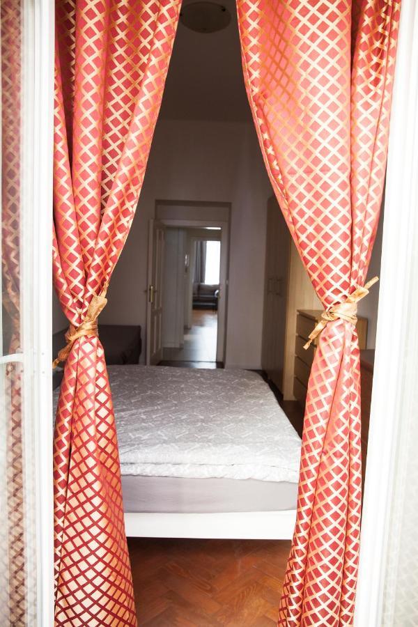 2B Pechackova Family Apartment With Balcony By The River Prague Extérieur photo