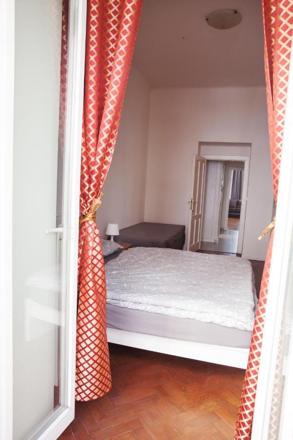 2B Pechackova Family Apartment With Balcony By The River Prague Extérieur photo